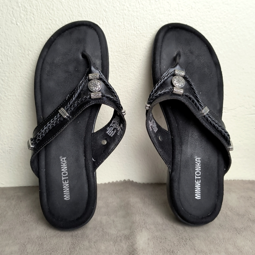 Minnetonka Silverbay 9M Black Thong Sandal